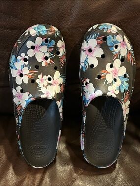CROCS women 8 black floral freesail comfort clogs